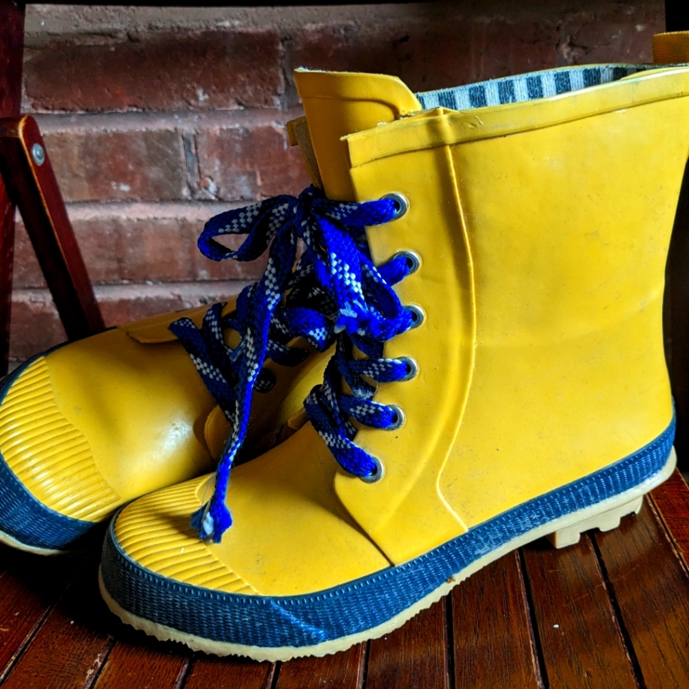 Yellow rain boots, size 8